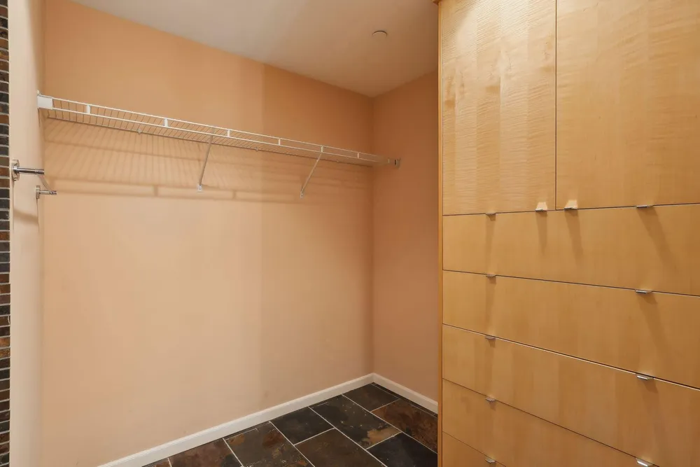 1235 Yale Pl, Minneapolis, MN 55403