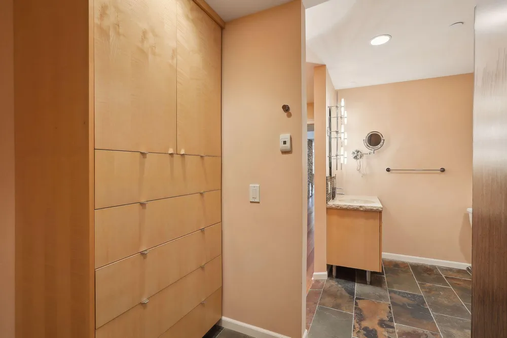 1235 Yale Pl, Minneapolis, MN 55403