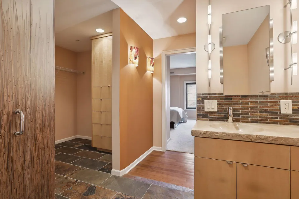 1235 Yale Pl, Minneapolis, MN 55403