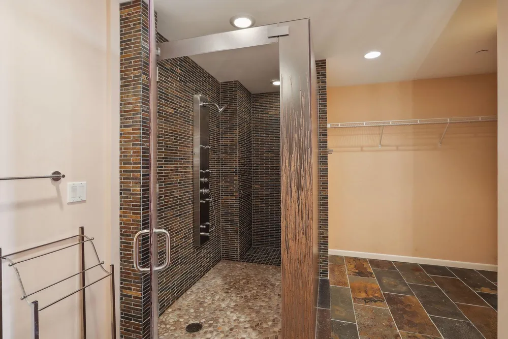1235 Yale Pl, Minneapolis, MN 55403