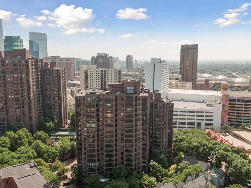 1235 Yale Pl, Minneapolis, MN 55403