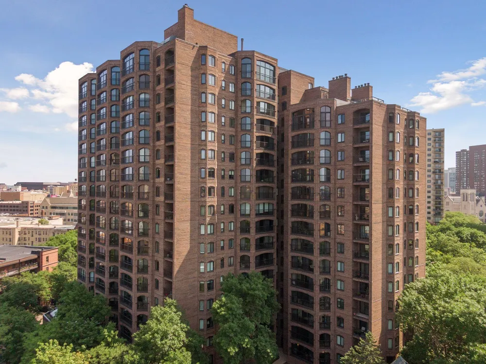 1235 Yale Pl, Minneapolis, MN 55403