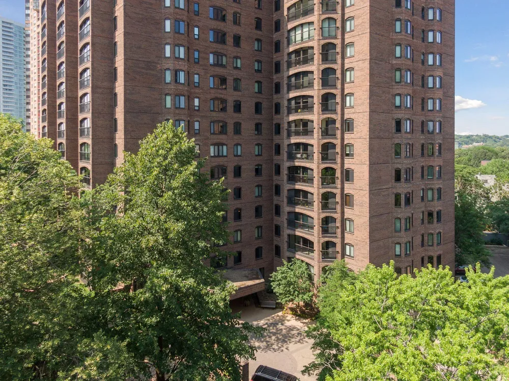 1235 Yale Pl, Minneapolis, MN 55403