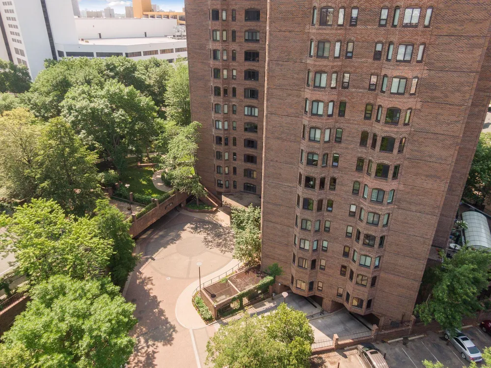 1235 Yale Pl, Minneapolis, MN 55403