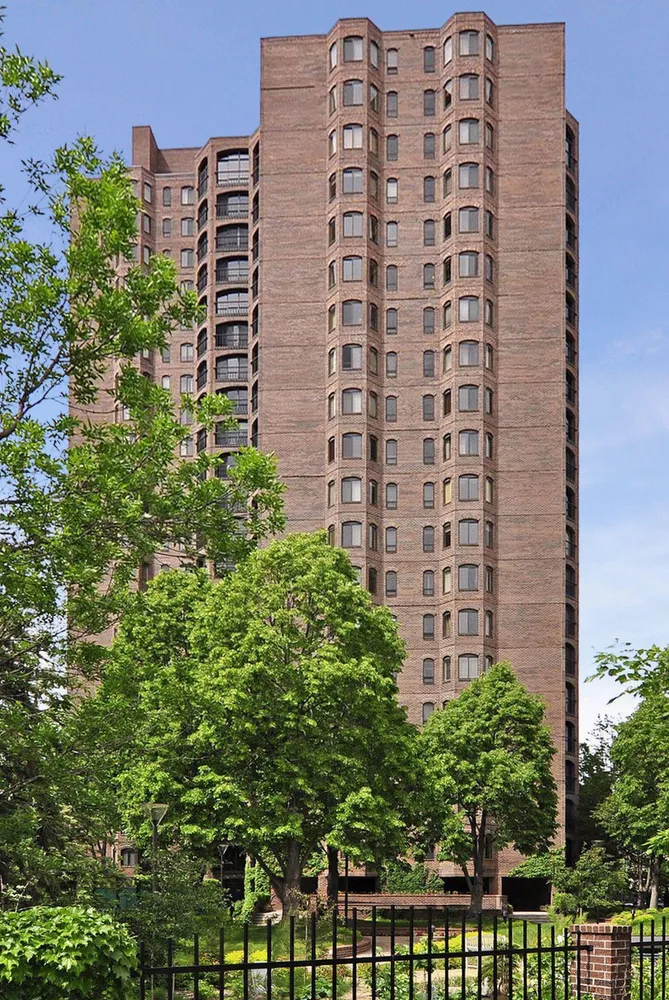 1235 Yale Pl, Minneapolis, MN 55403