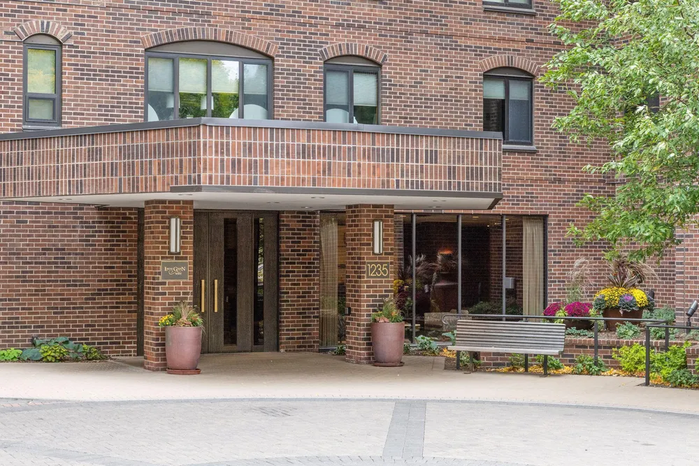 1235 Yale Pl, Minneapolis, MN 55403