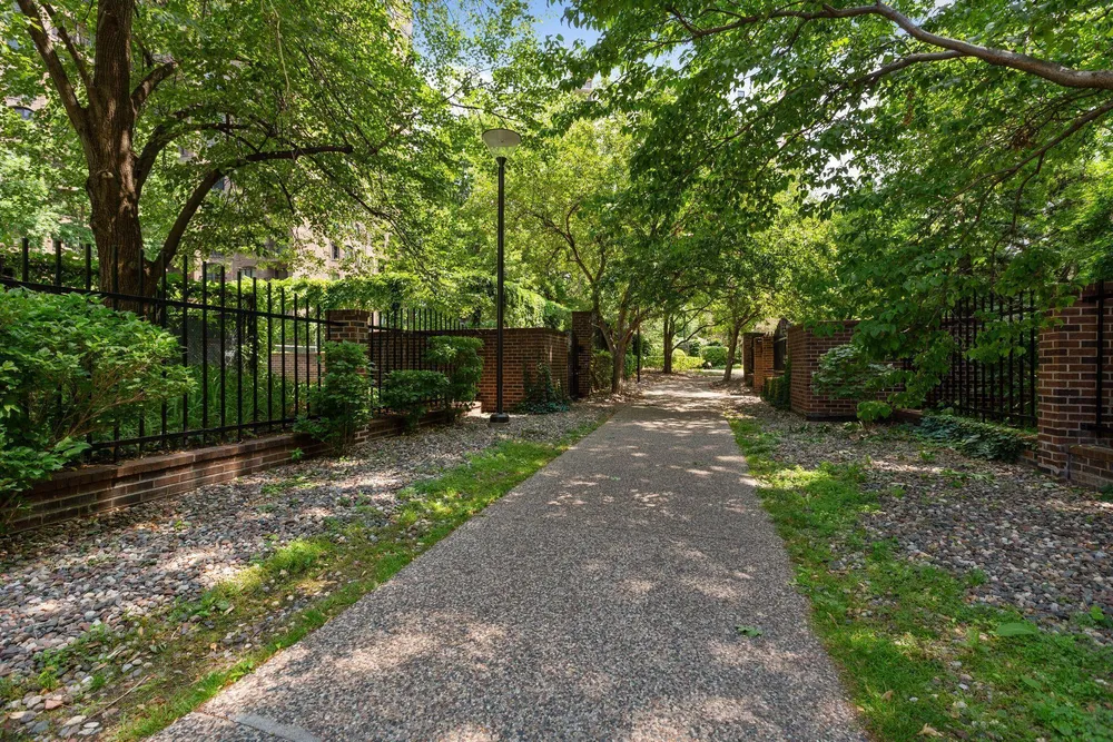 1235 Yale Pl, Minneapolis, MN 55403