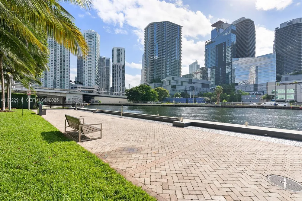 350 S Miami Ave, Miami, FL 33130
