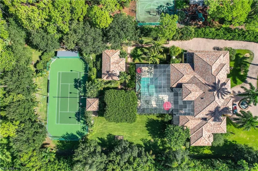 683 Hickory Rd, Naples, FL 34108