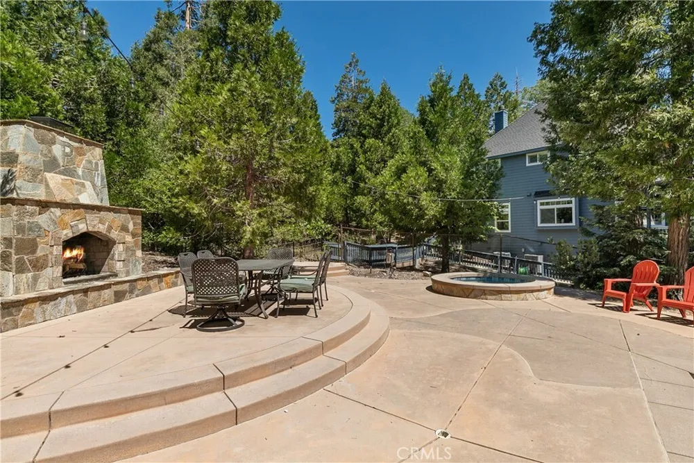 26125 Augusta Dr, Lake Arrowhead, CA 92352