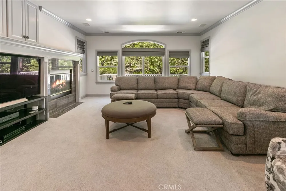26125 Augusta Dr, Lake Arrowhead, CA 92352