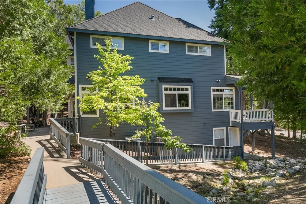 26125 Augusta Dr, Lake Arrowhead, CA 92352
