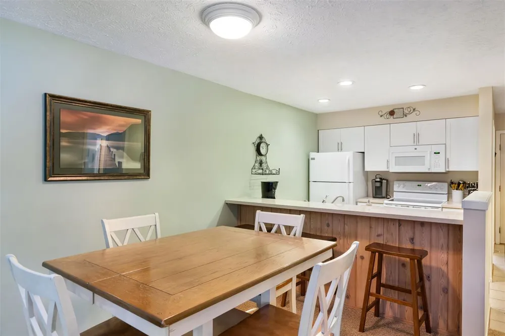 4749 S Pleasantview Rd, Harbor Springs, MI 49740
