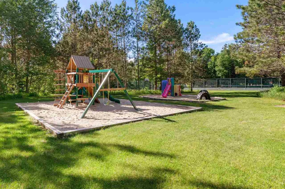 4749 S Pleasantview Rd, Harbor Springs, MI 49740