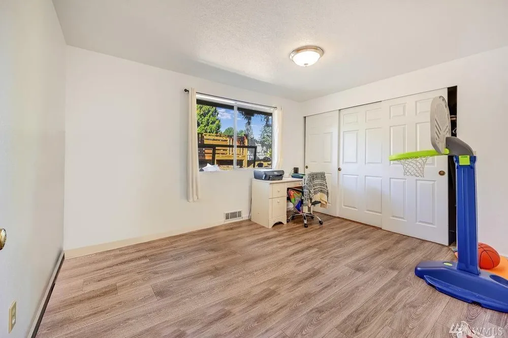 246 S 328th Ln, Federal Way, WA 98003