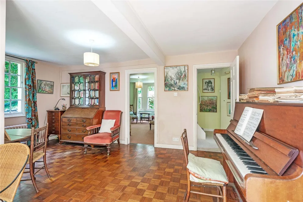 Property carousel item 6