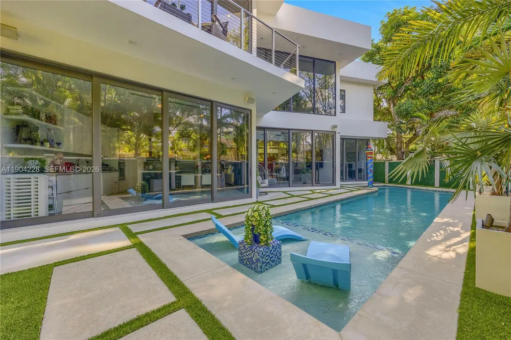 3764 Carmen Ct, Miami, FL 33133