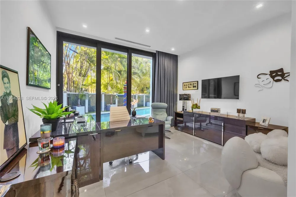 3764 Carmen Ct, Miami, FL 33133