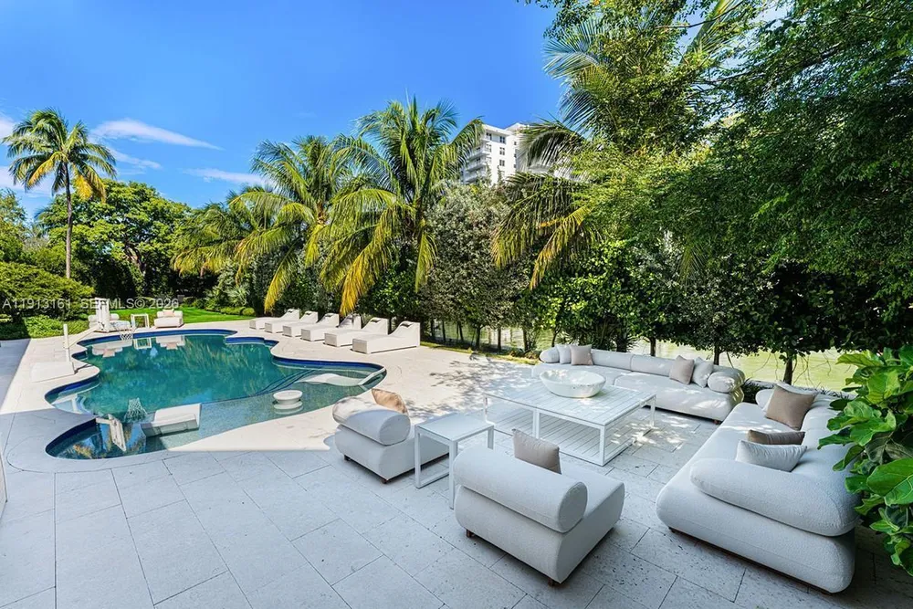 2801 Flamingo Dr, Miami Beach, FL 33140