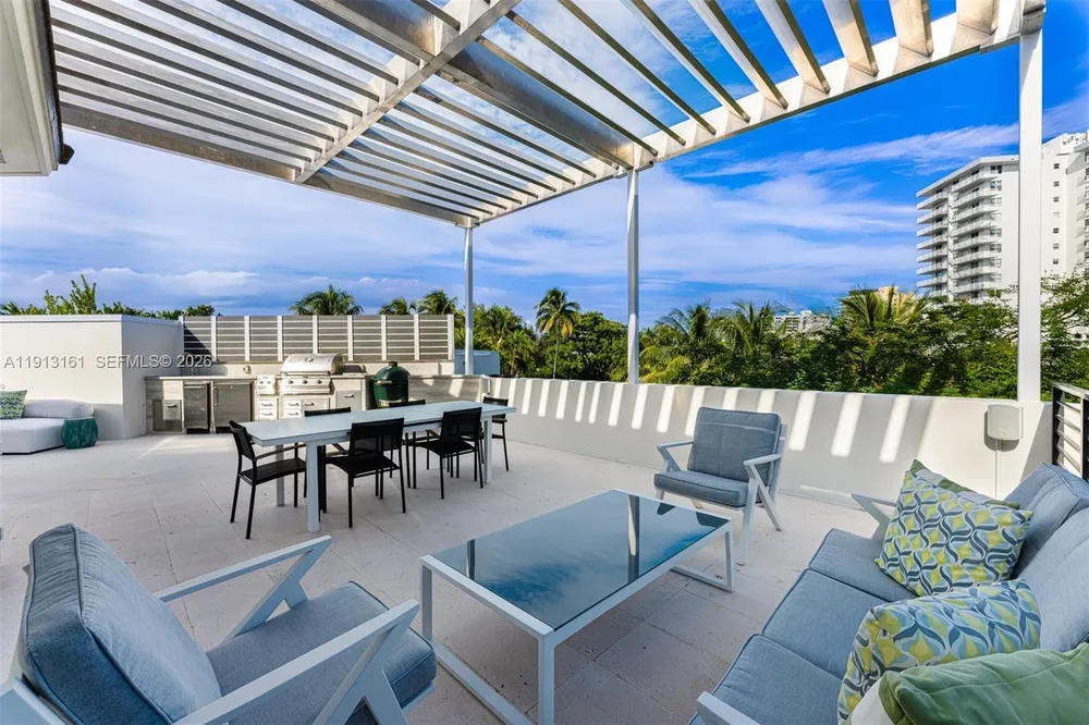 2801 Flamingo Dr, Miami Beach, FL 33140