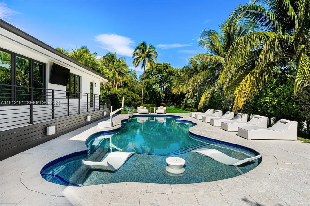 2801 Flamingo Dr, Miami Beach, FL 33140