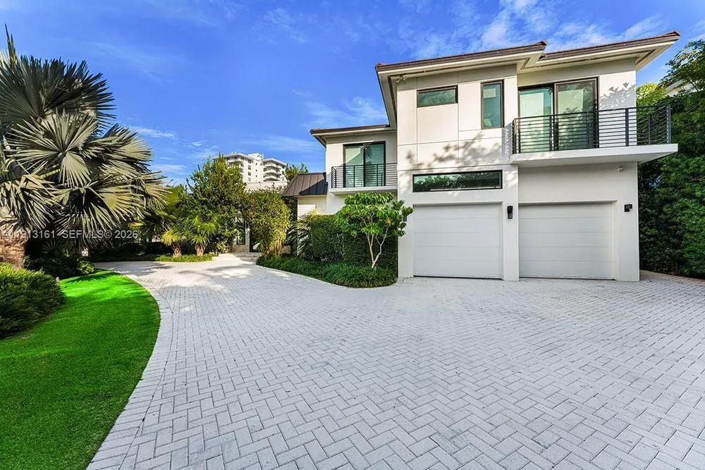2801 Flamingo Dr, Miami Beach, FL 33140