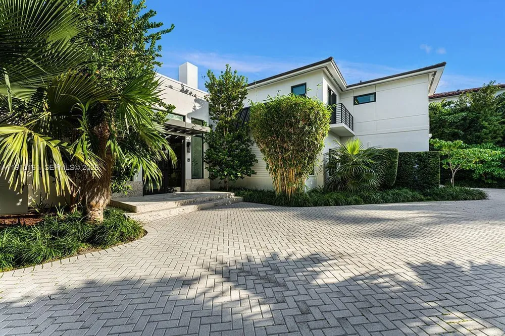 2801 Flamingo Dr, Miami Beach, FL 33140