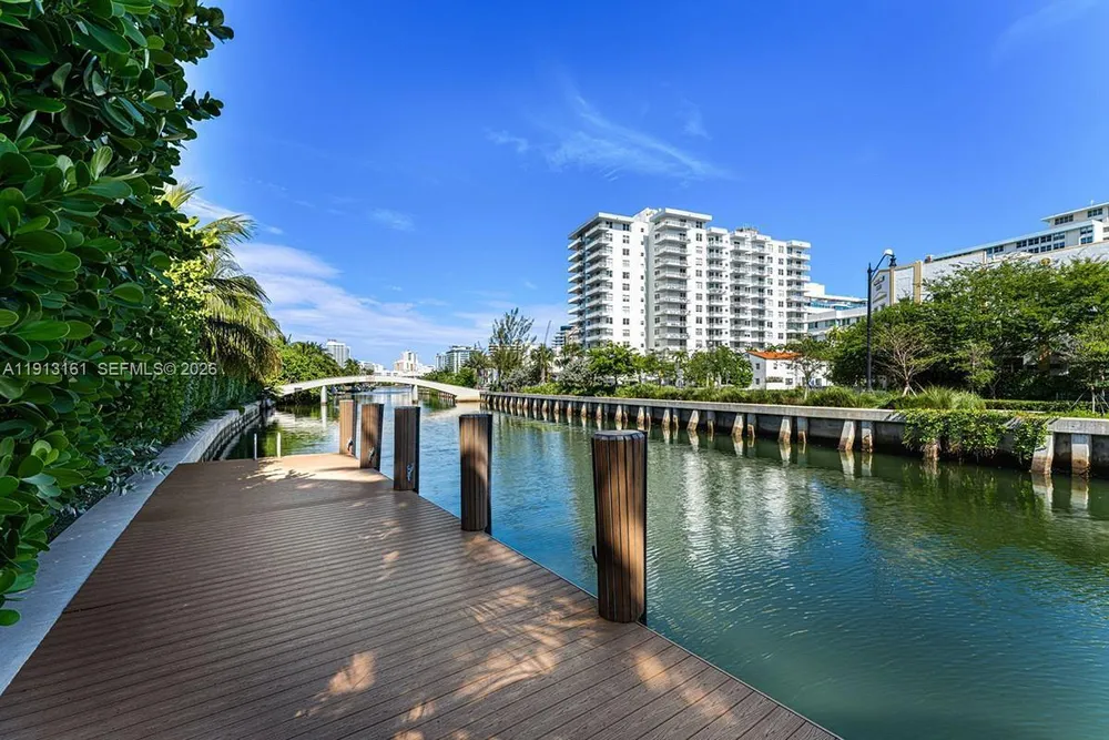 2801 Flamingo Dr, Miami Beach, FL 33140