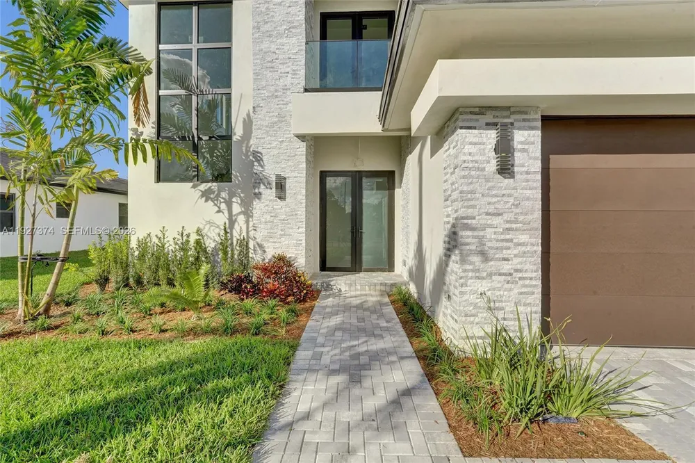 13023 Davie Oaks Dr, Davie, FL 33325