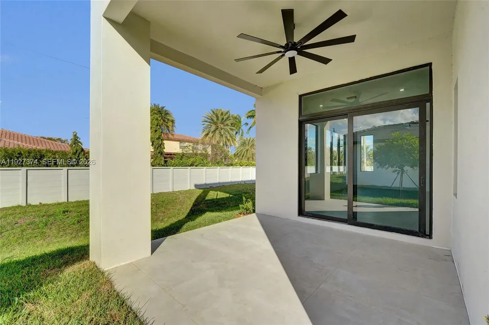 13023 Davie Oaks Dr, Davie, FL 33325