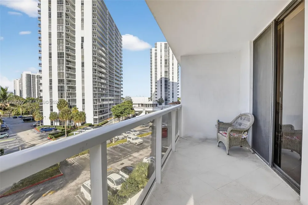 20281 E Country Club Dr, Aventura, FL 33180