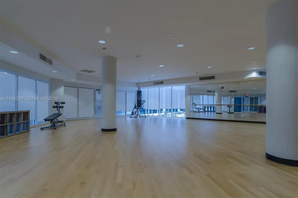 20281 E Country Club Dr, Aventura, FL 33180