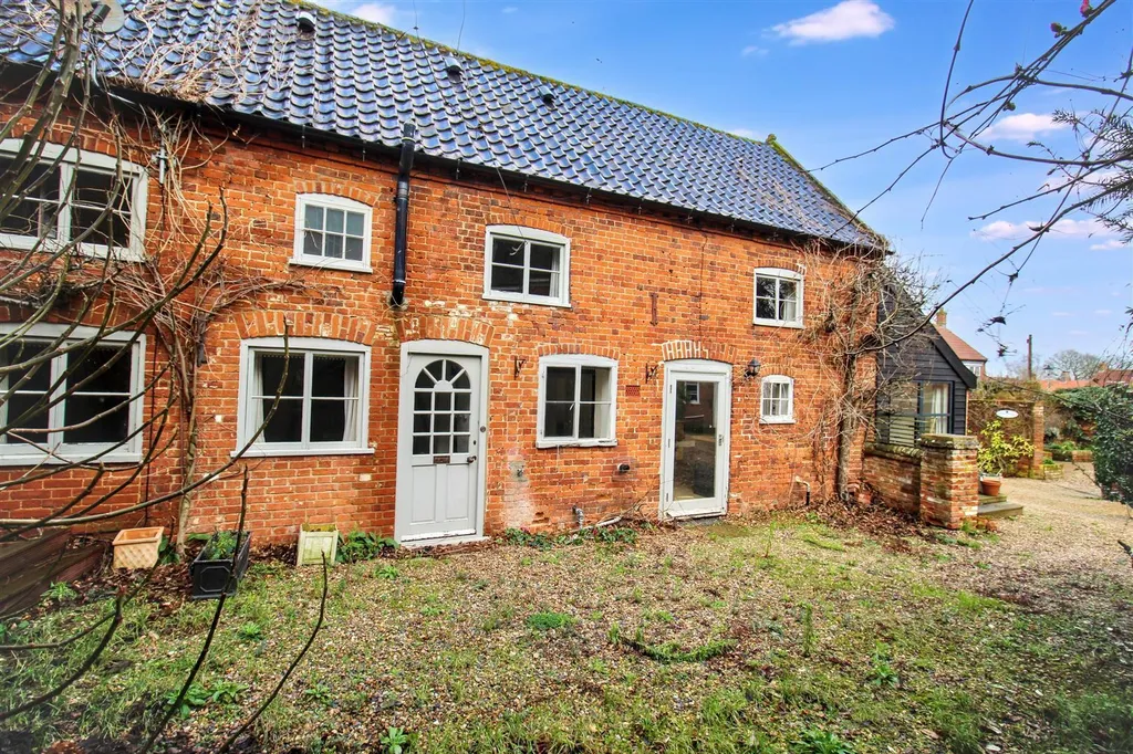 4 Bedroom Cottage For Sale: Burgh Road, Aylsham