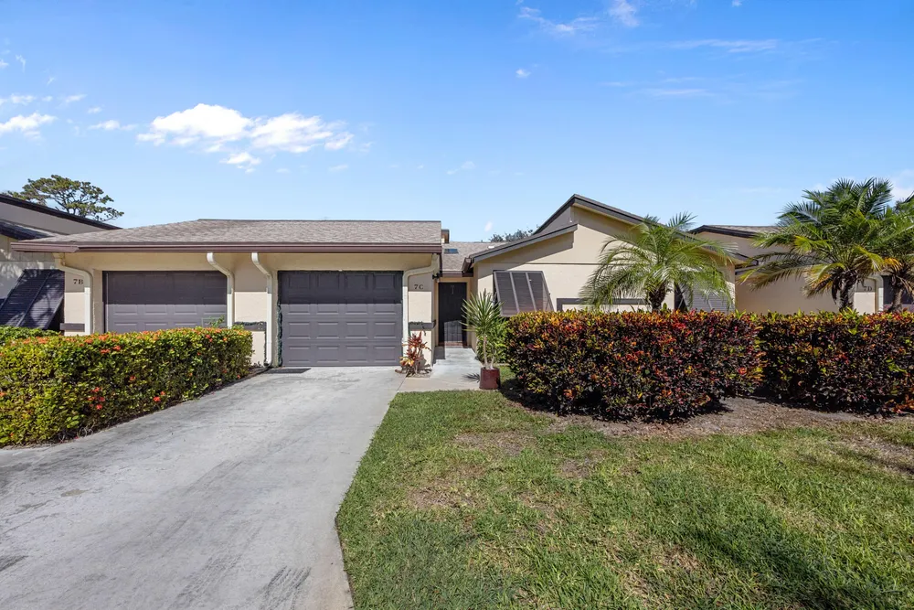 7 Ridge Pointe Dr, Boynton Beach, FL 33435
