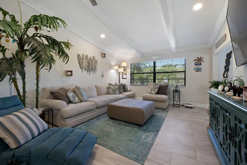 7 Ridge Pointe Dr, Boynton Beach, FL 33435