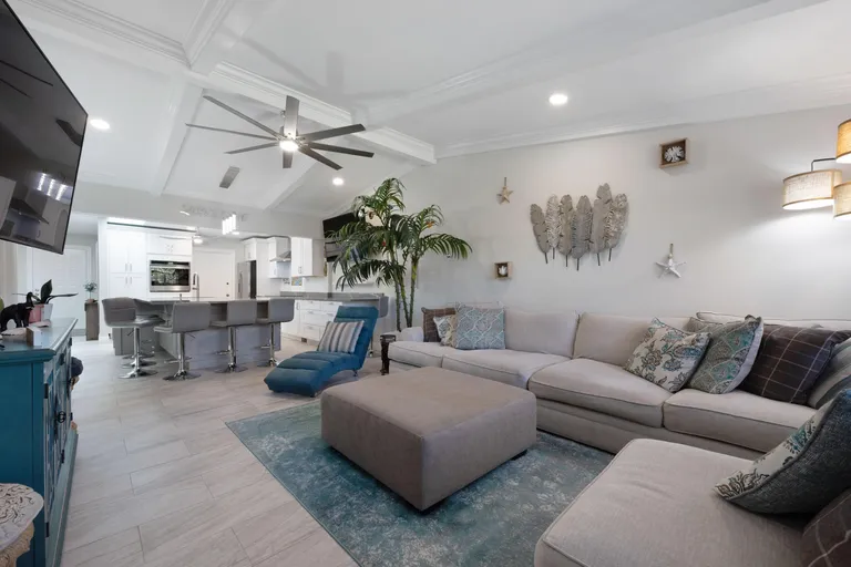 7 Ridge Pointe Dr, Boynton Beach, FL 33435