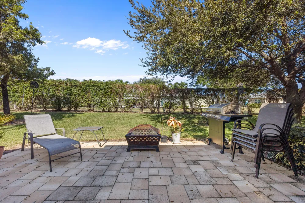 7 Ridge Pointe Dr, Boynton Beach, FL 33435