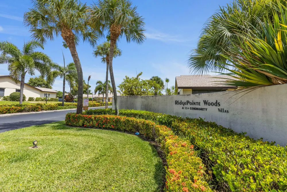 7 Ridge Pointe Dr, Boynton Beach, FL 33435
