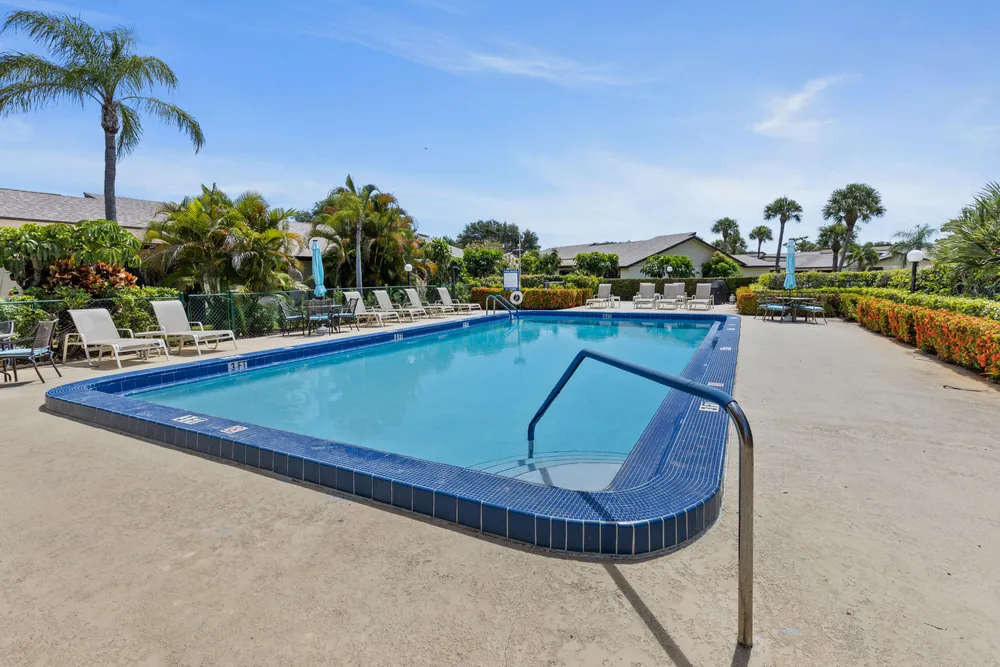 7 Ridge Pointe Dr, Boynton Beach, FL 33435