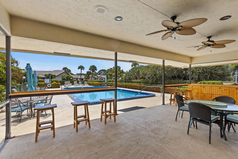 7 Ridge Pointe Dr, Boynton Beach, FL 33435