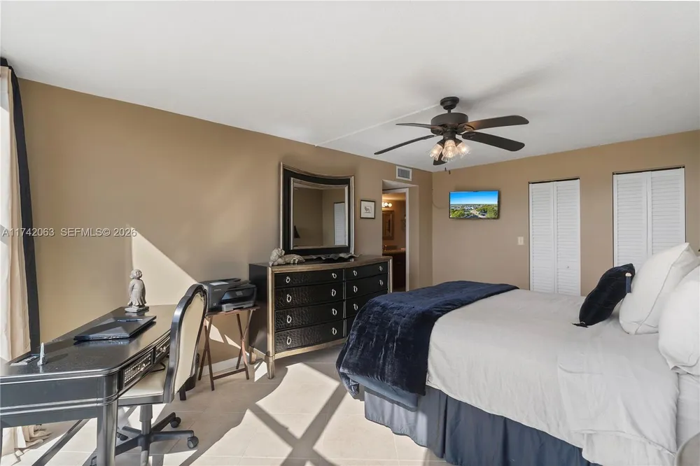 800 Parkview Dr, Hallandale Beach, FL 33009