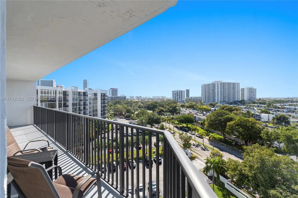 800 Parkview Dr, Hallandale Beach, FL 33009