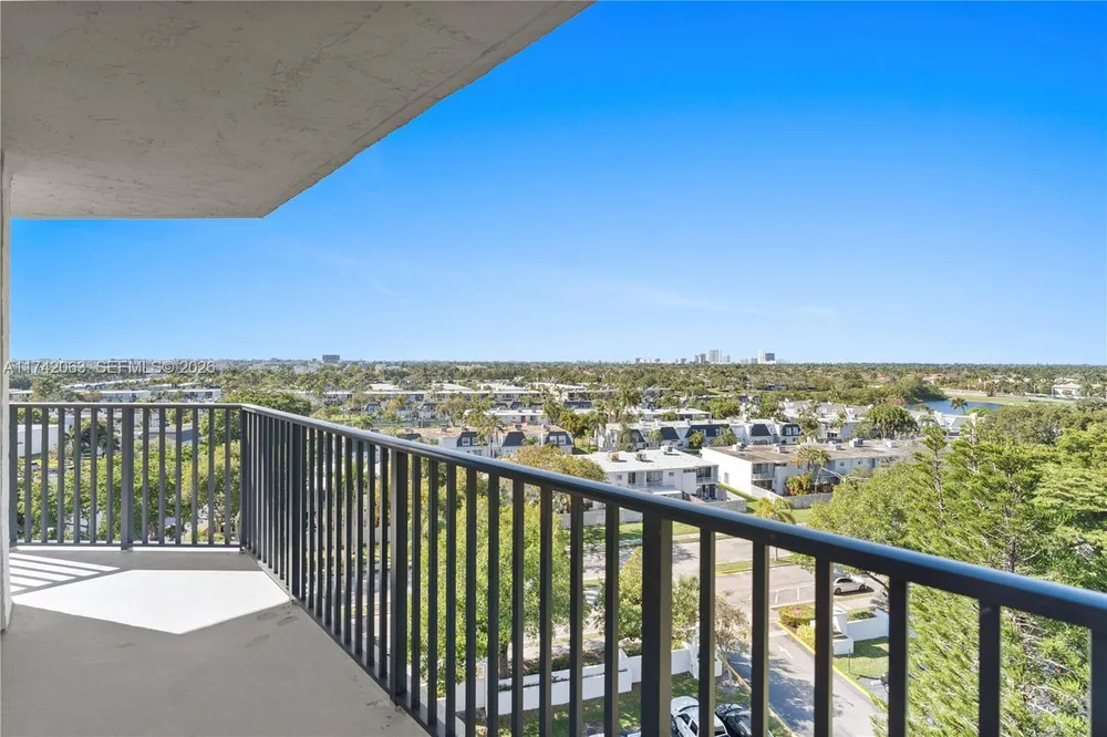 800 Parkview Dr, Hallandale Beach, FL 33009