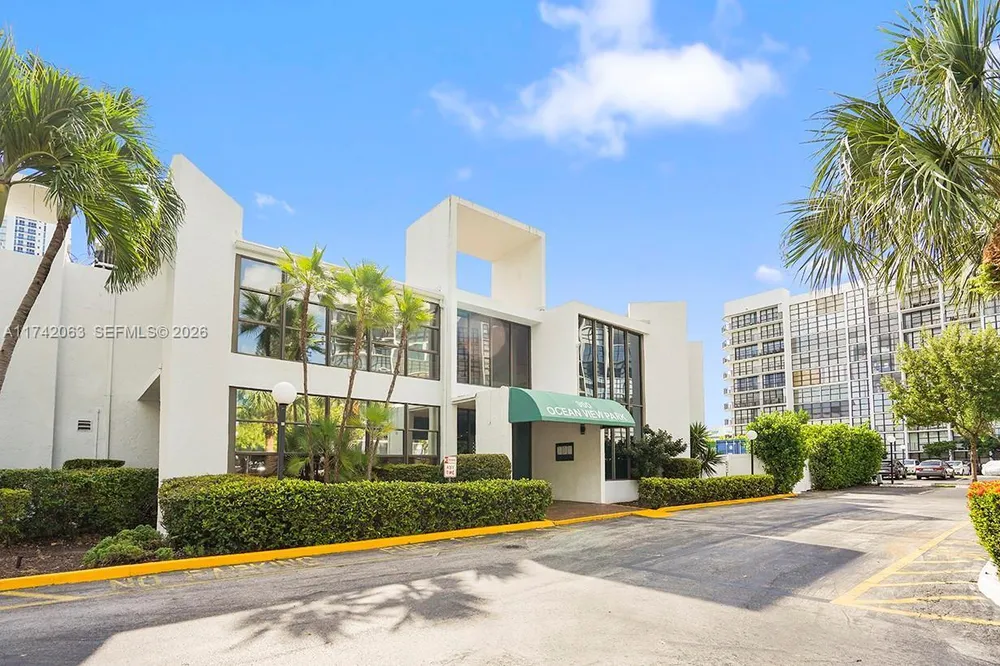 800 Parkview Dr, Hallandale Beach, FL 33009