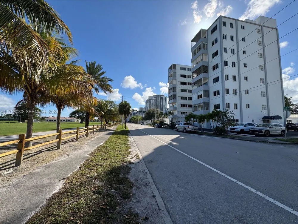 1700 Pierce St, Hollywood, FL 33020