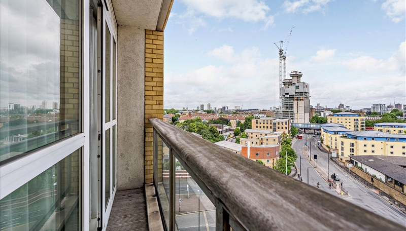 TWO BEDROOM TO LET CIRCUS E14 Image 3