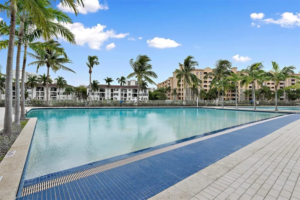 2950 NE 188th St, Aventura, FL 33180