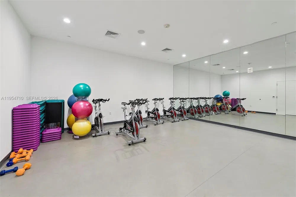 2950 NE 188th St, Aventura, FL 33180