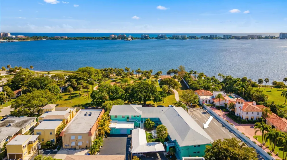 421 S Lakeside Dr, Lake Worth Beach, FL 33460