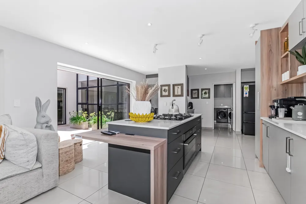 South Africa, Gauteng, Eagle Canyon Golf Estate, Eagle Creek Drive, 401